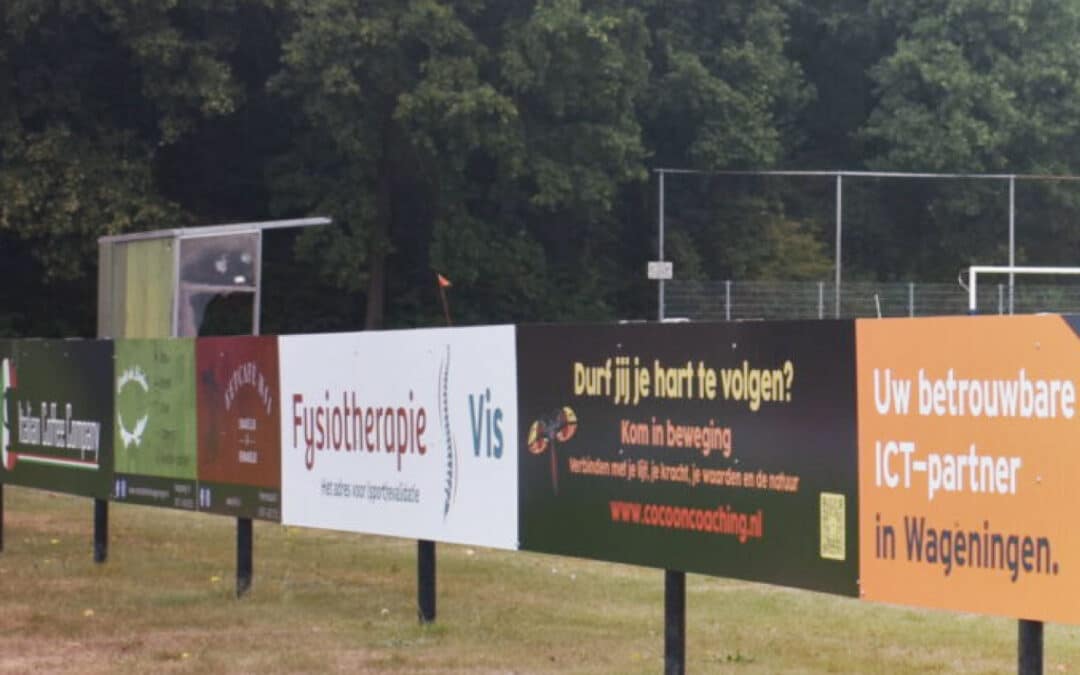 Sponsorborden langs het wedstrijdveld